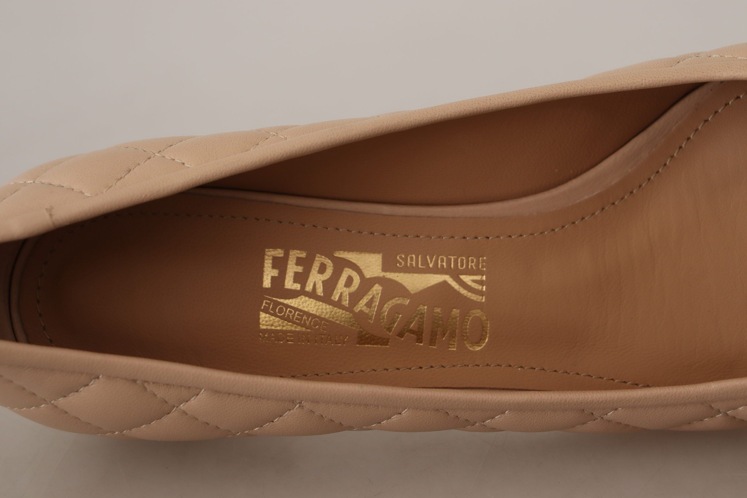 Escarpins élégants en cuir matelassé Salvatore Ferragamo beige et noir