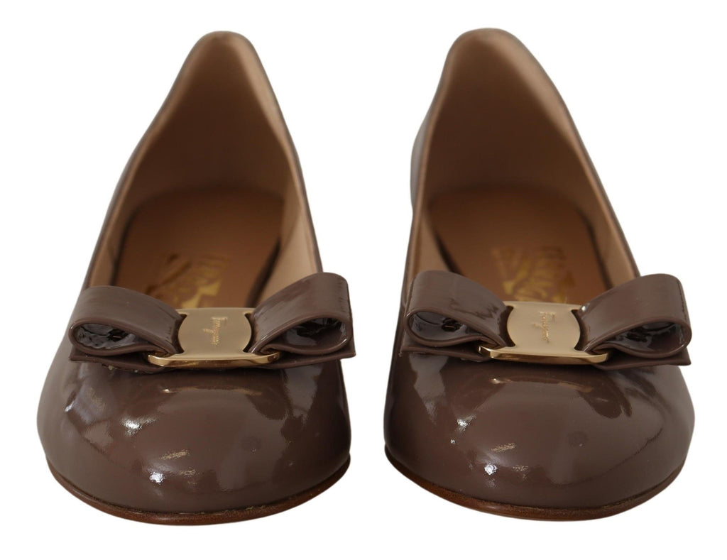 Escarpins élégants Salvatore Ferragamo marron carvi avec nœud Vara
