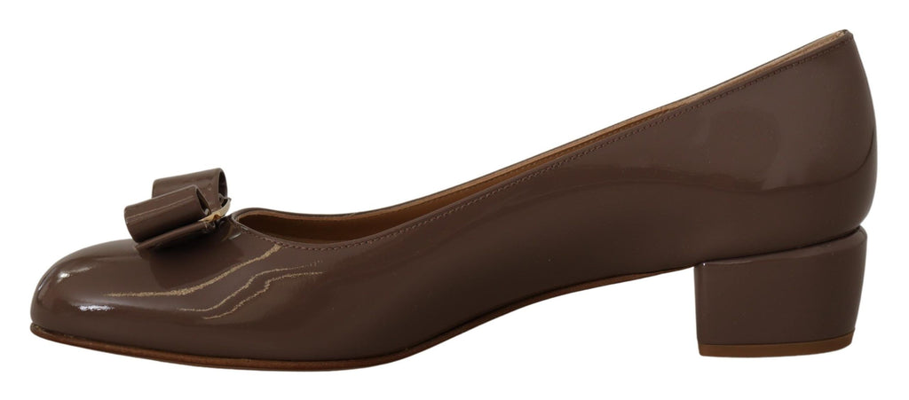 Escarpins élégants Salvatore Ferragamo marron carvi avec nœud Vara