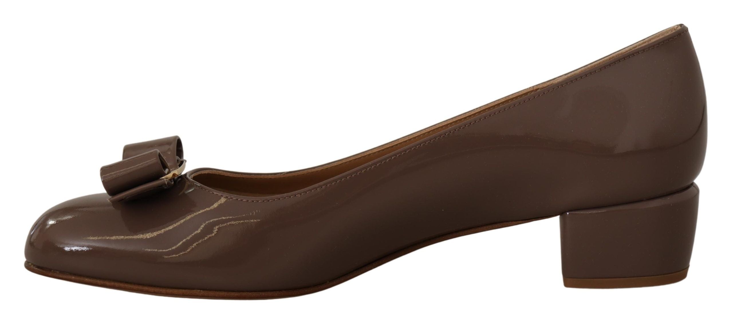Escarpins élégants Salvatore Ferragamo marron carvi avec nœud Vara