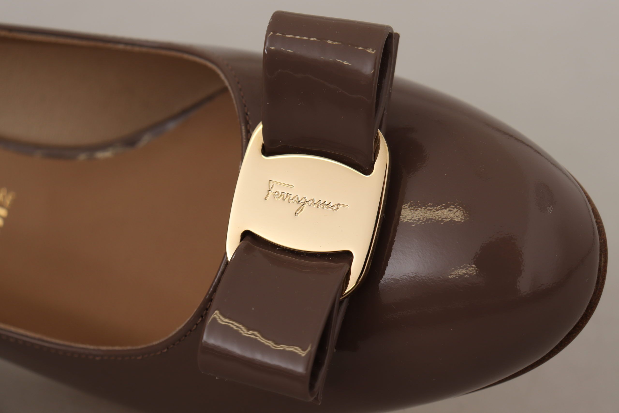 Escarpins élégants Salvatore Ferragamo marron carvi avec nœud Vara