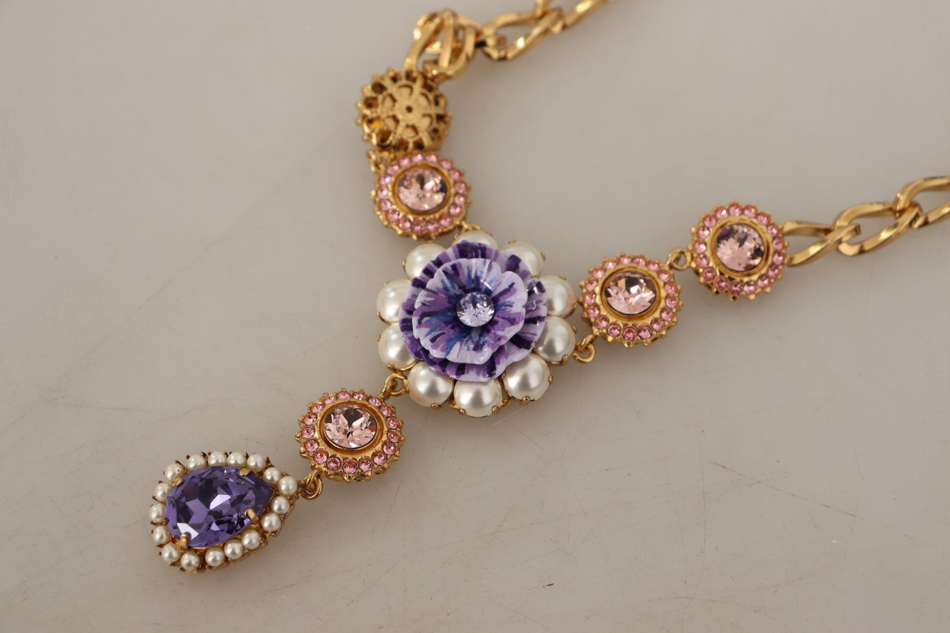 Collier Dolce &amp; Gabbana avec pendentifs en laiton doré et perles violettes et roses