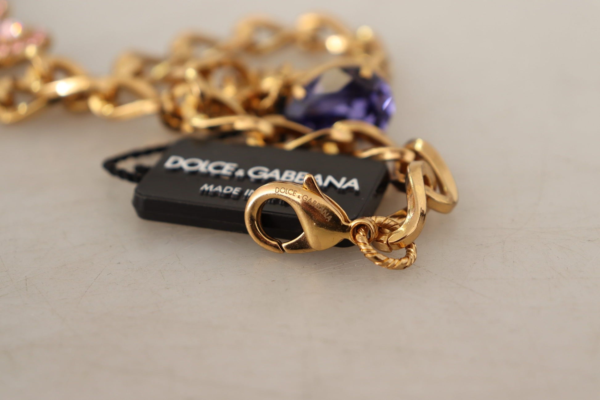 Collier Dolce &amp; Gabbana avec pendentifs en laiton doré et perles violettes et roses