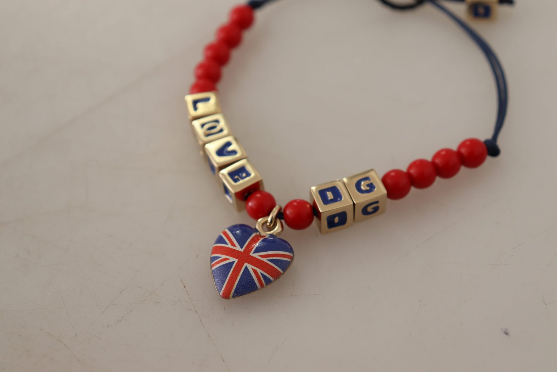 Bracelet Dolce &amp; Gabbana en perles rouges et bleues avec le drapeau DG LOVES LONDON