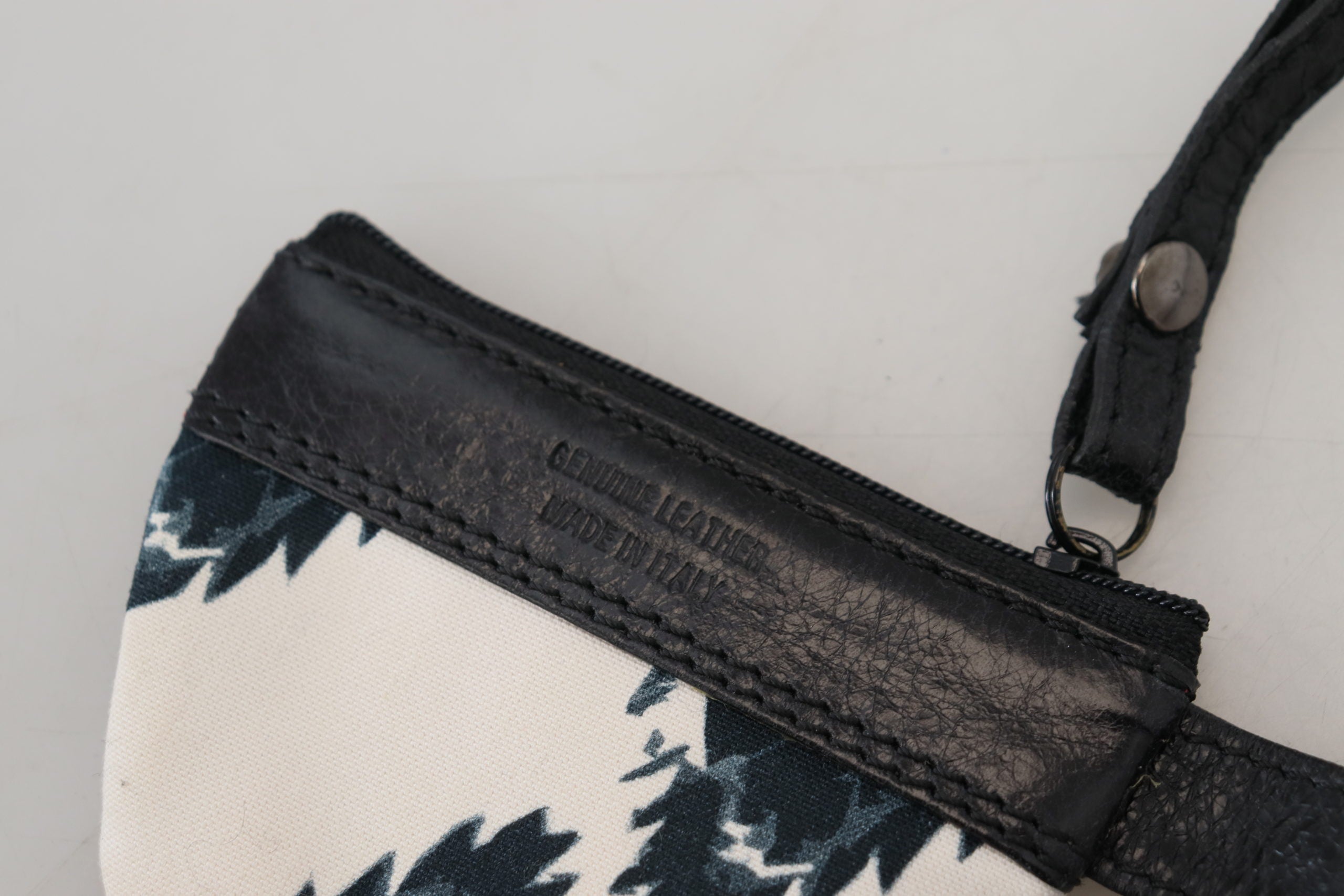 Portefeuille à sangle en cuir véritable blanc Costume National