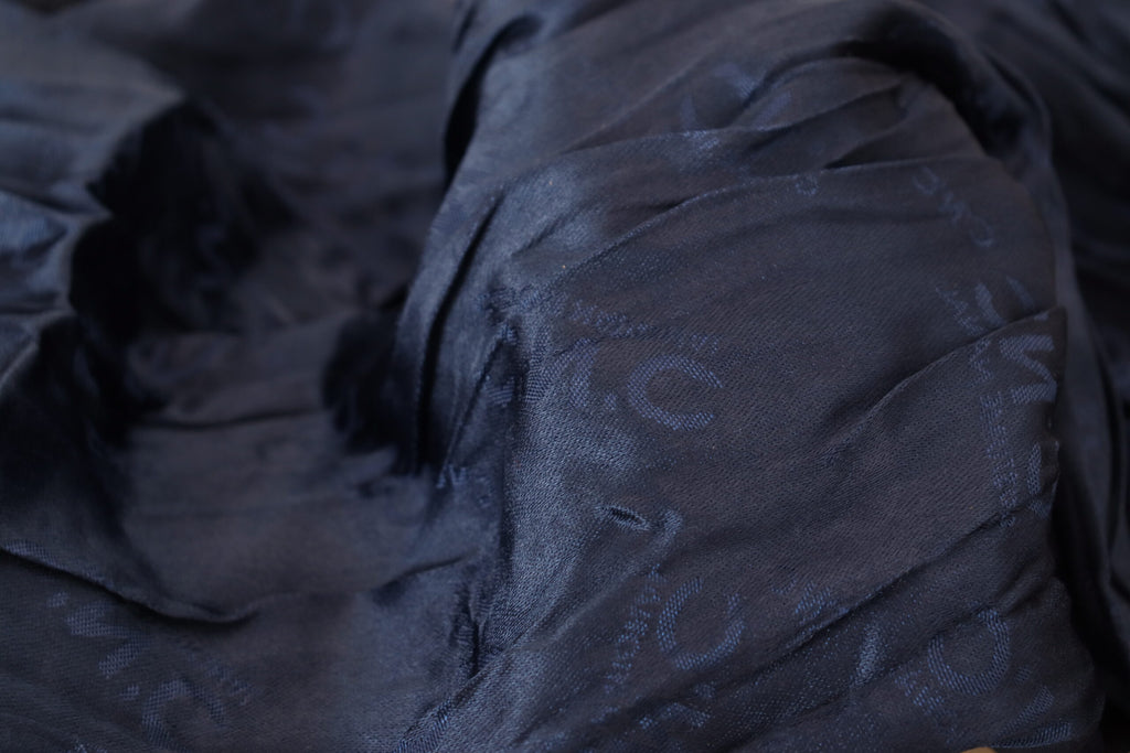 Costume National Châle en soie bleu Foulard à franges