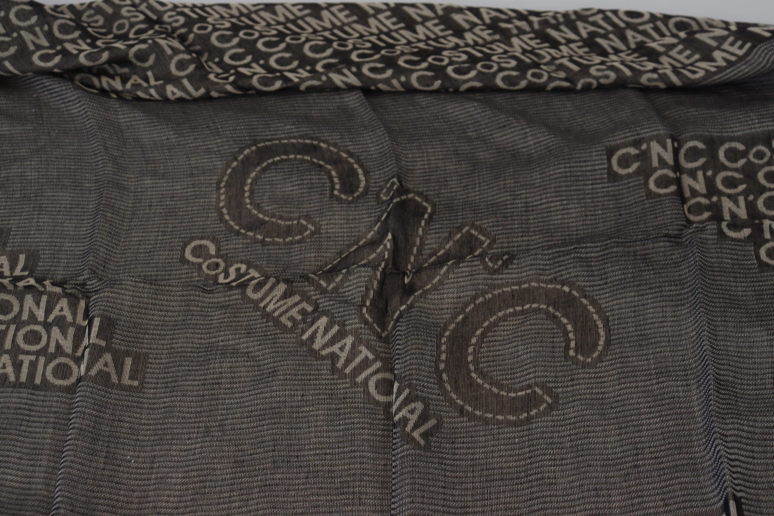 Écharpe châle en tricot avec logo national gris