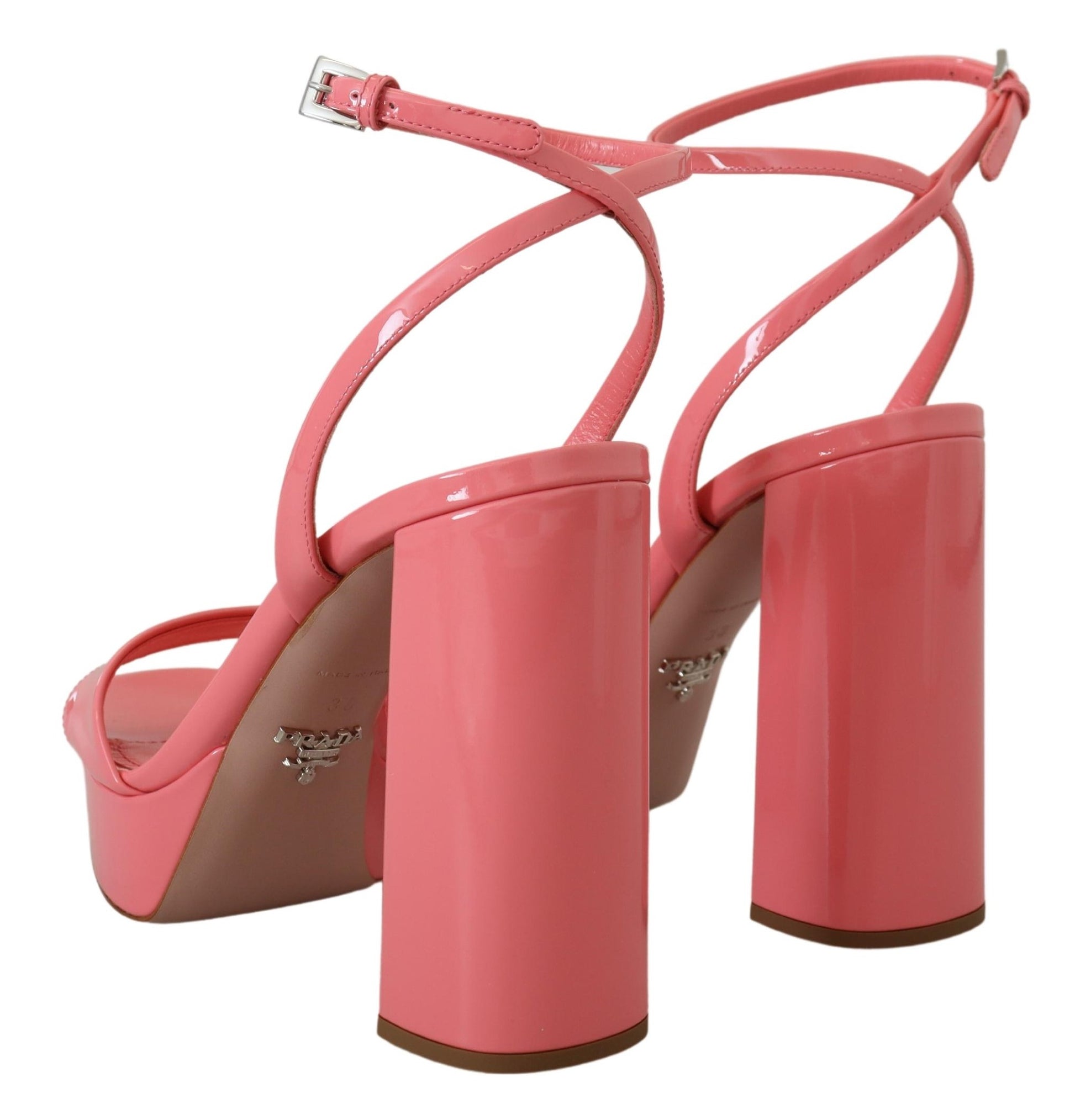 Sandales Prada roses vernies à talons et bride à la cheville
