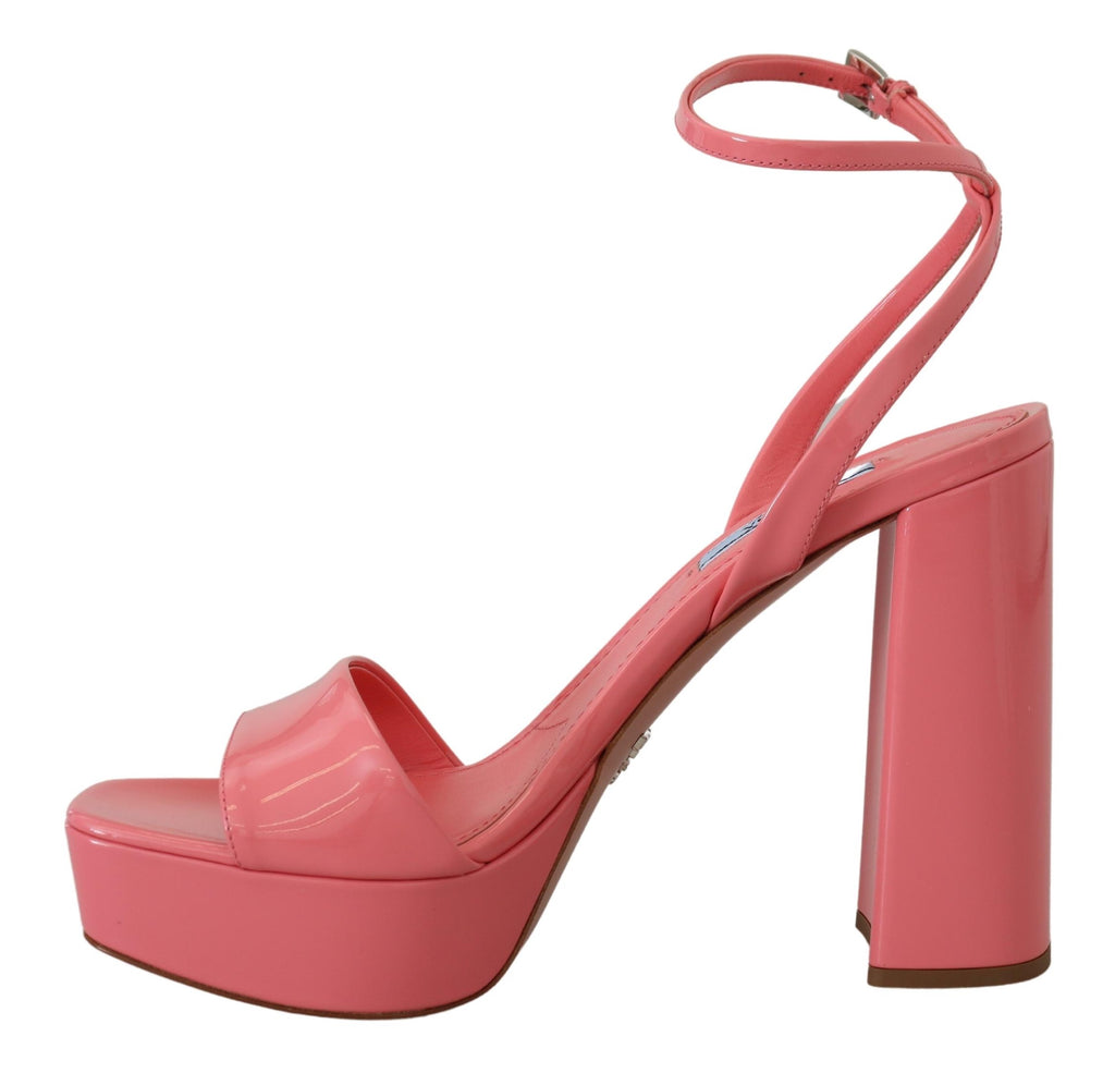 Sandales Prada roses vernies à talons et bride à la cheville