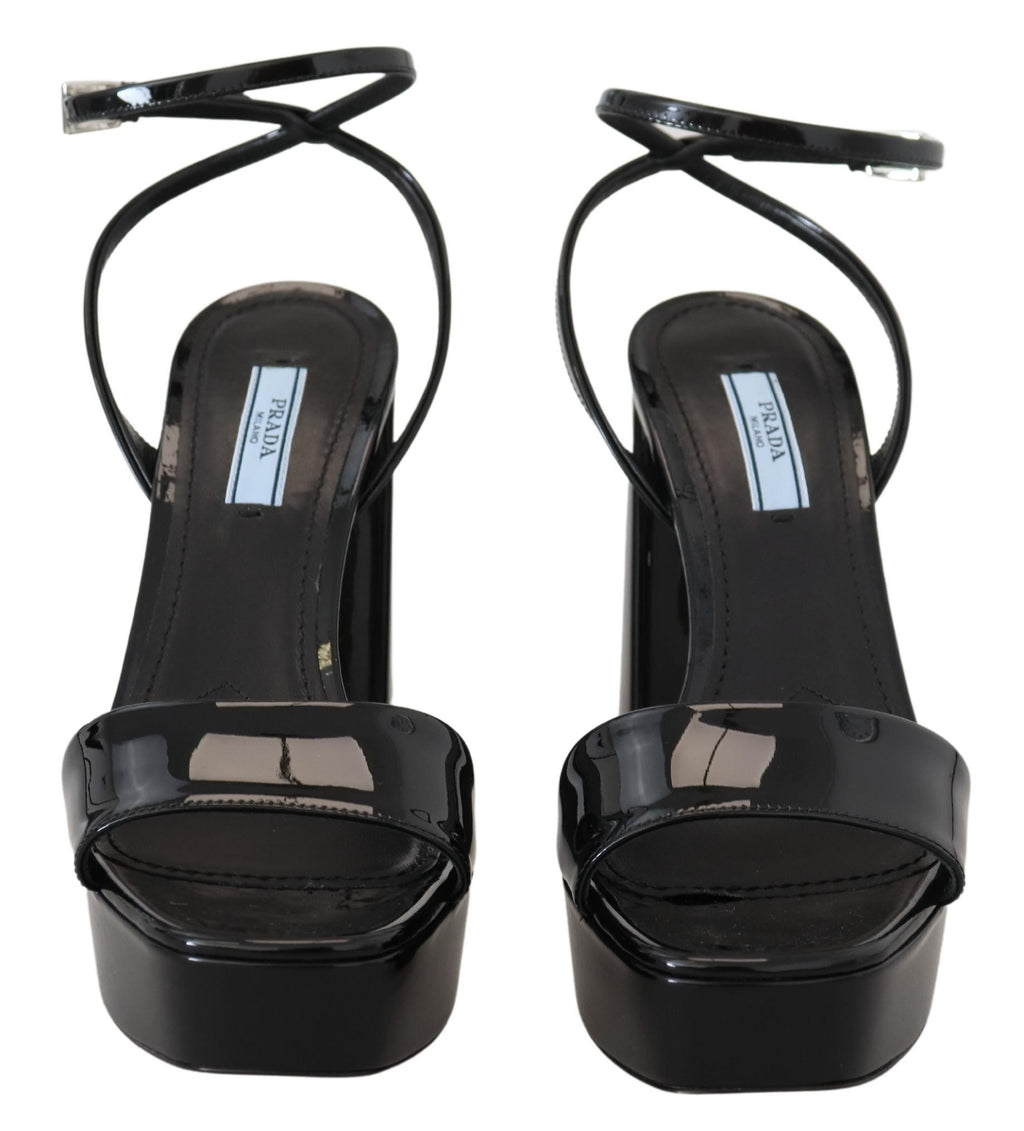 Sandales Prada noires vernies à talons et bride cheville en cuir