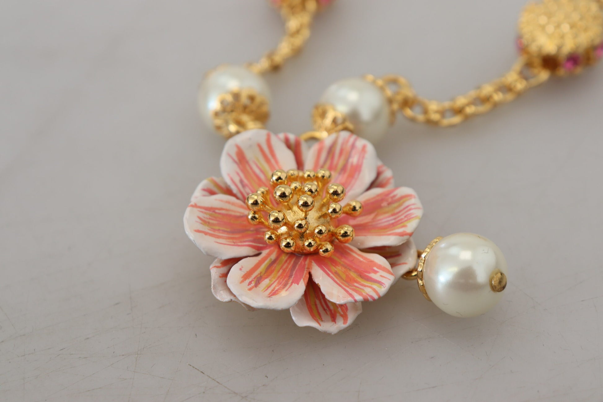 Collier Dolce &amp; Gabbana doré orné de cristaux floraux roses