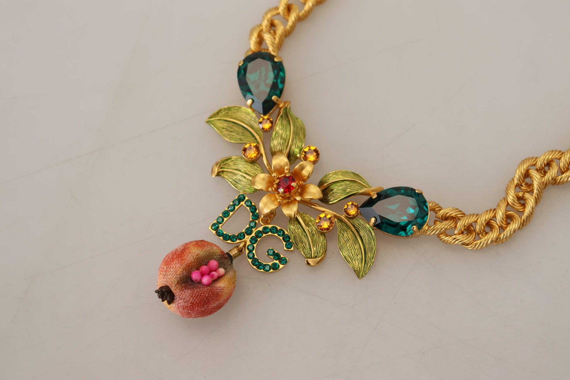 Collier Dolce &amp; Gabbana en laiton doré avec logo en cristal et motif floral fruité