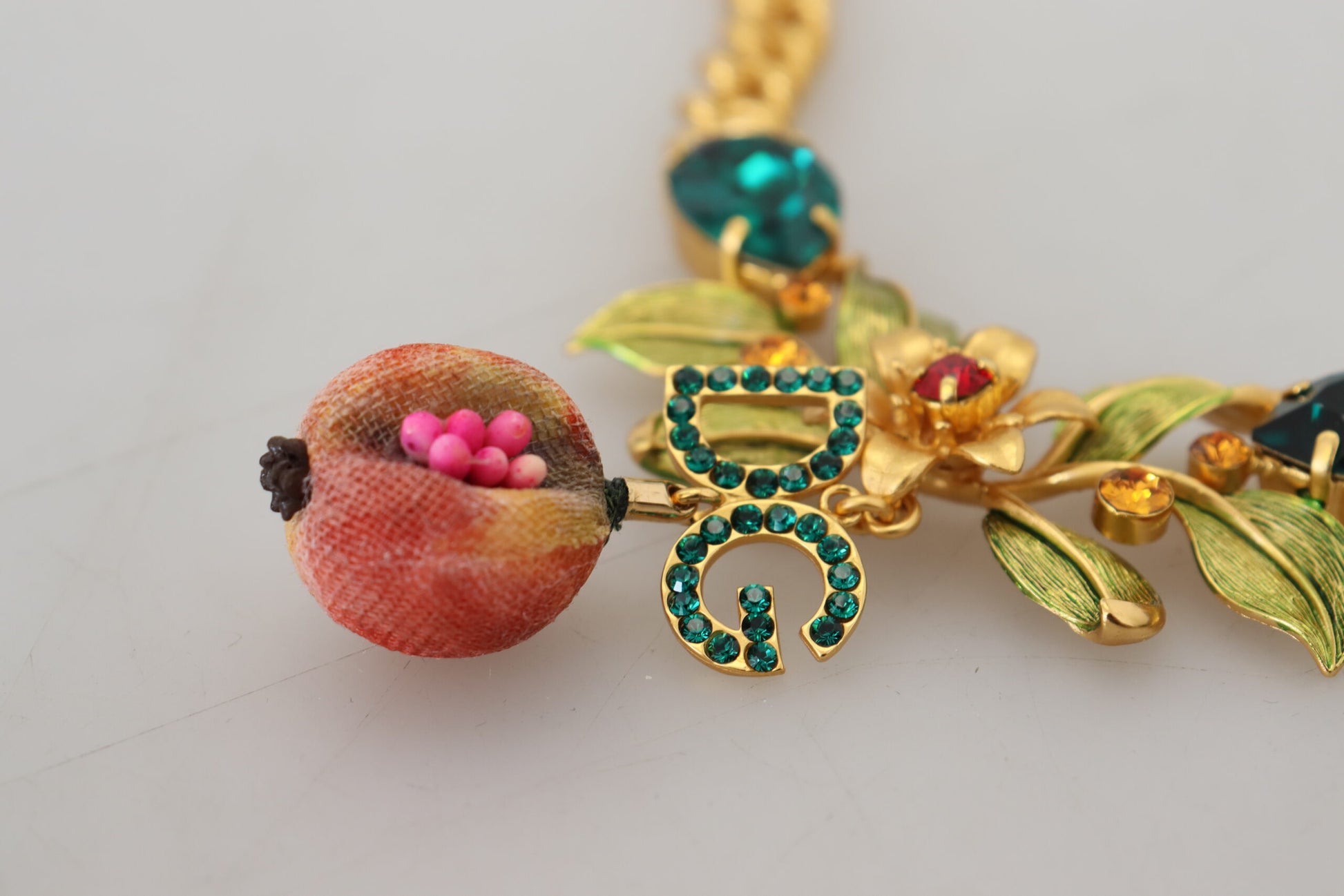 Collier Dolce &amp; Gabbana en laiton doré avec logo en cristal et motif floral fruité
