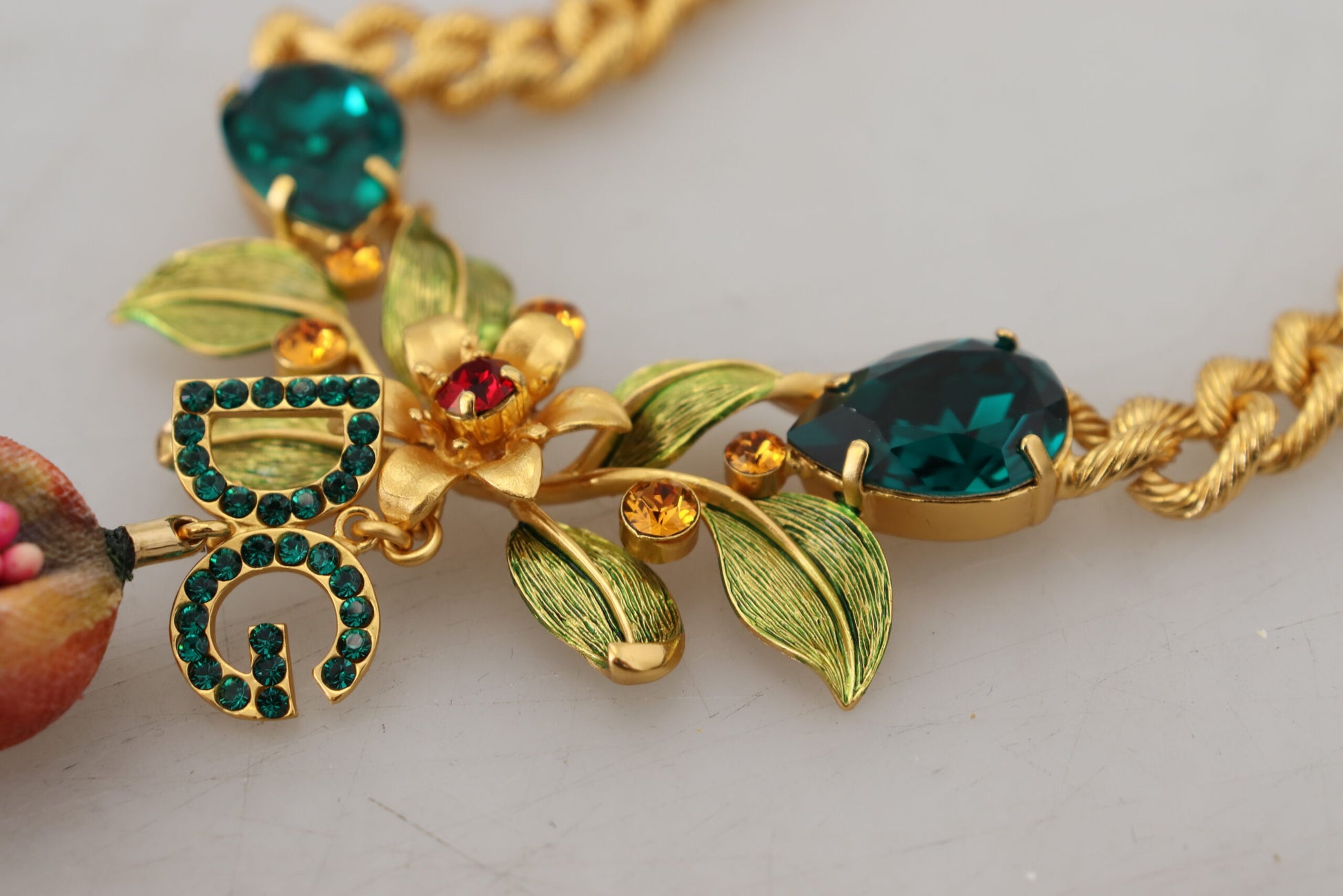 Collier Dolce &amp; Gabbana en laiton doré avec logo en cristal et motif floral fruité