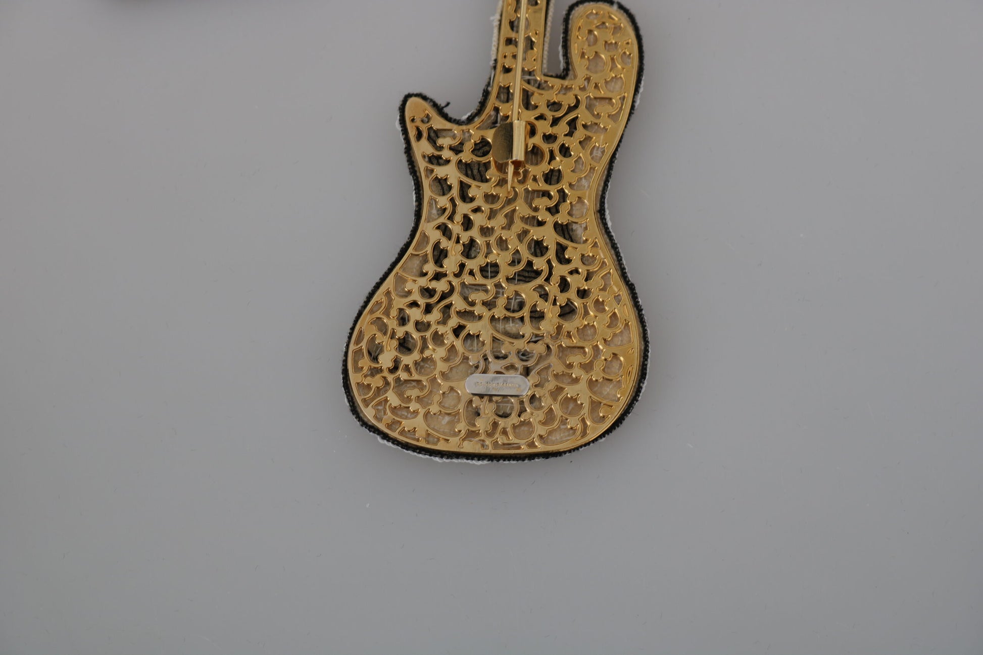 Broche guitare Dolce &amp; Gabbana en laiton doré et perles