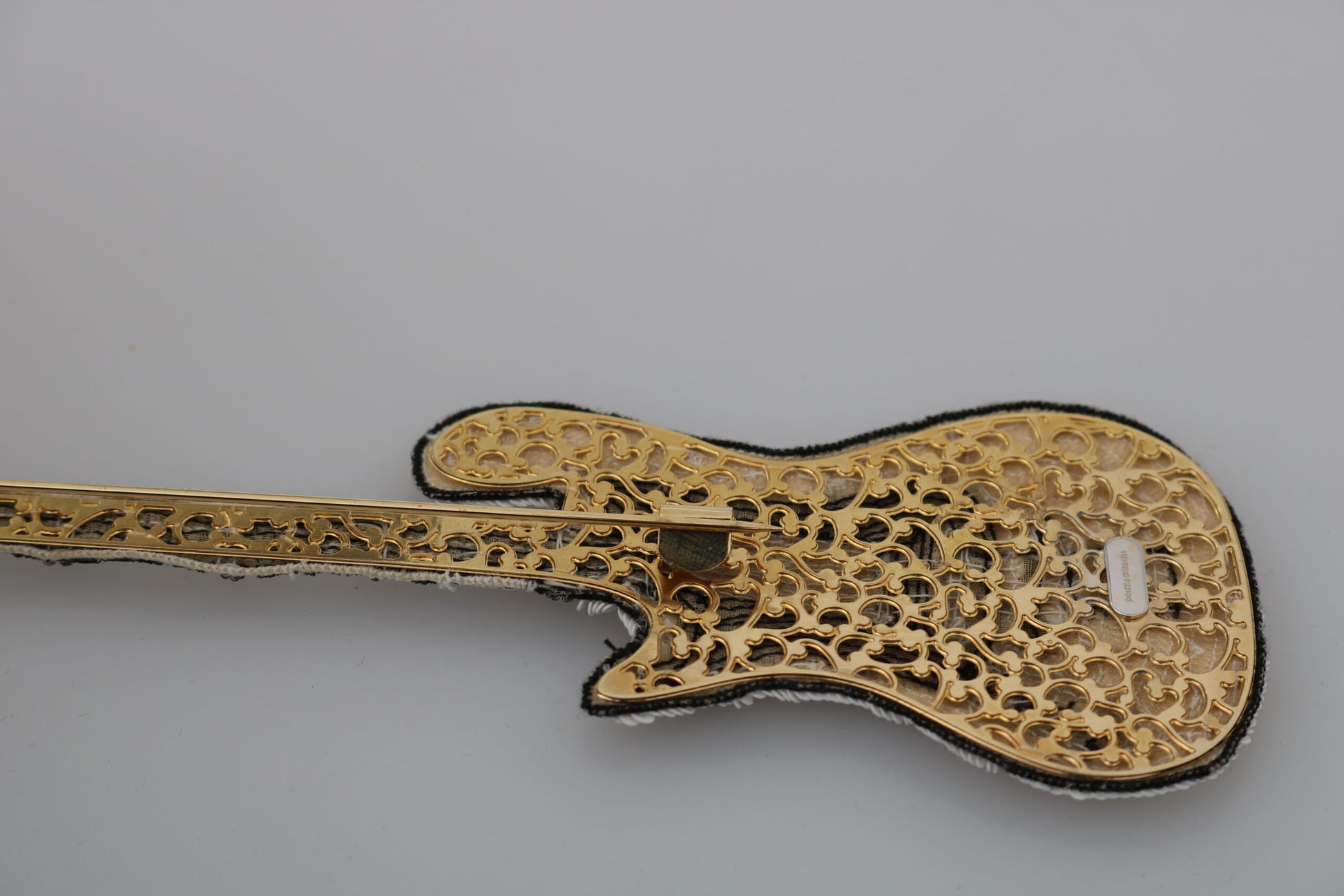 Broche guitare Dolce &amp; Gabbana en laiton doré et perles