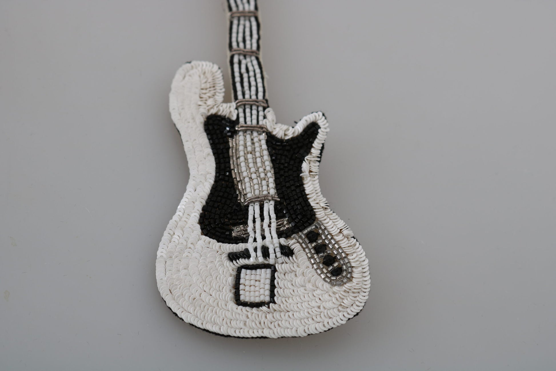 Broche guitare Dolce &amp; Gabbana en laiton doré et perles