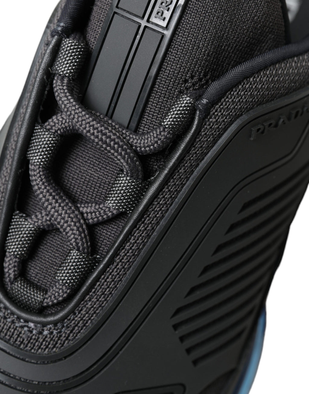 Baskets basses Prada noires et bleues en caoutchouc