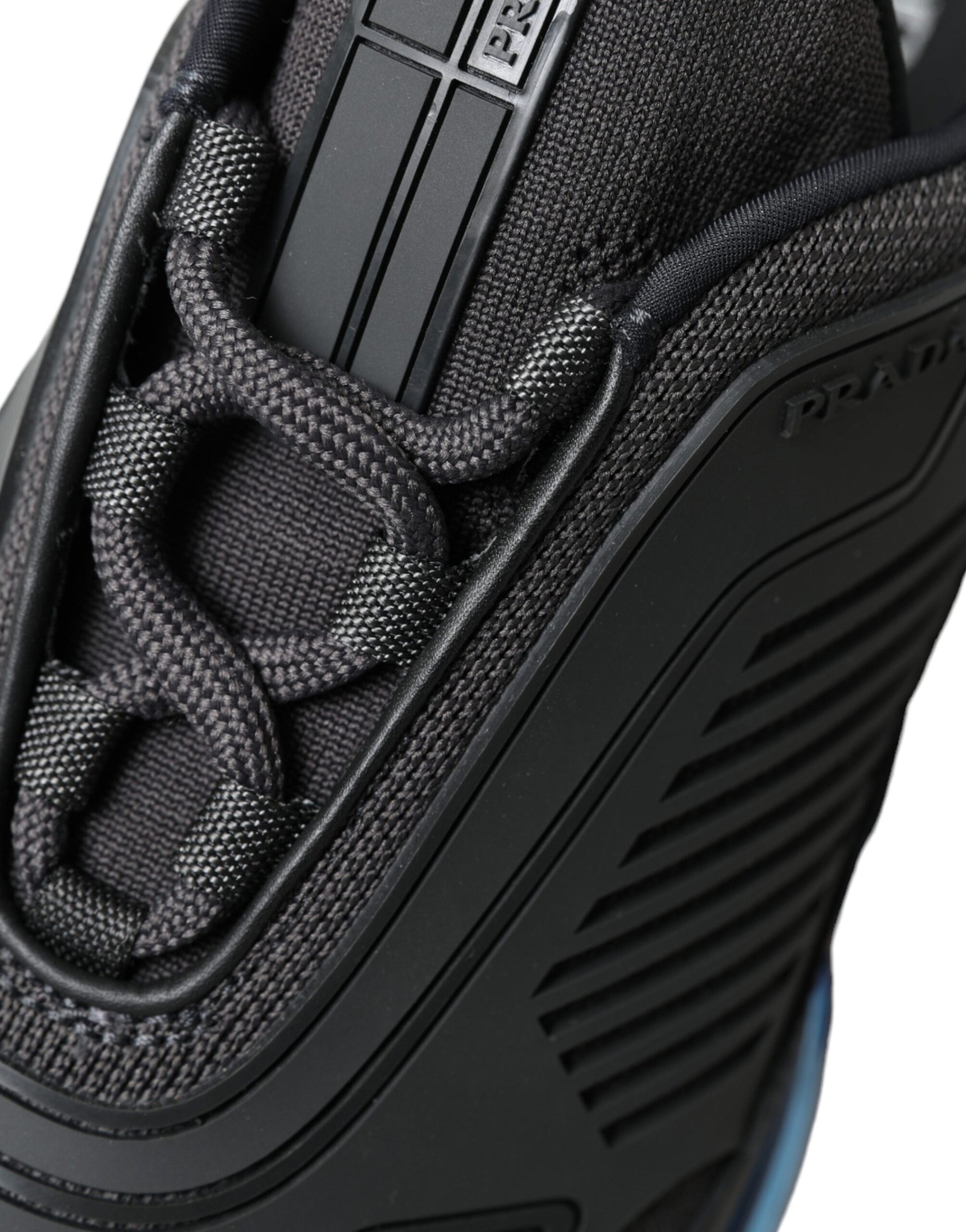Baskets basses Prada noires et bleues en caoutchouc