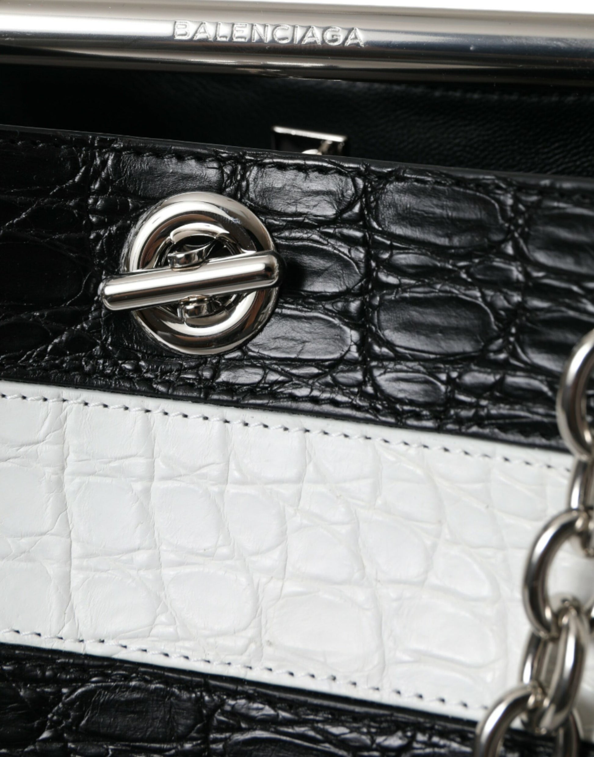 Sac seau maxi en cuir exotique à rayures noires et blanches Balenciaga
