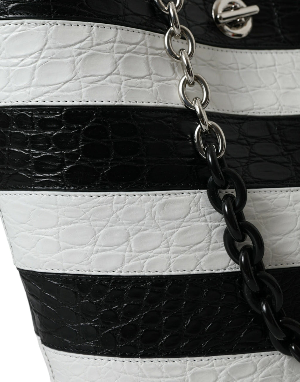 Sac seau maxi en cuir exotique à rayures noires et blanches Balenciaga