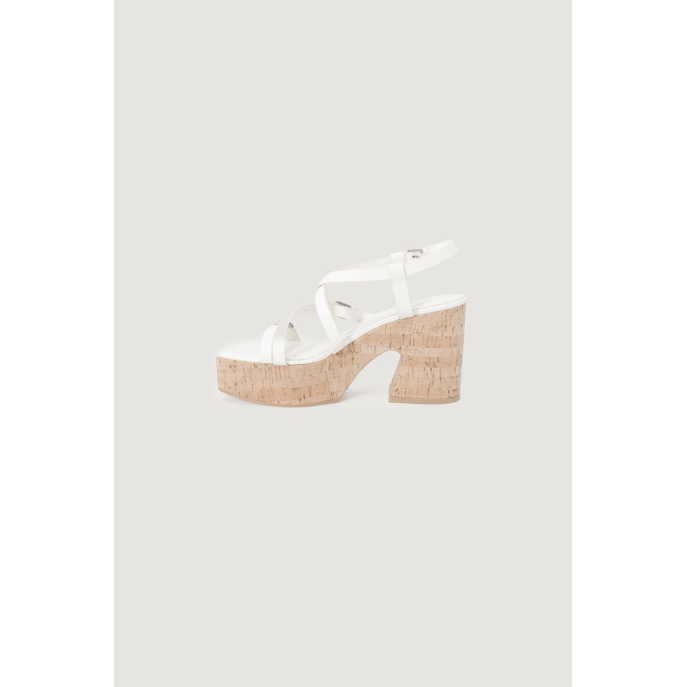 Talons hauts en cuir beige Guess