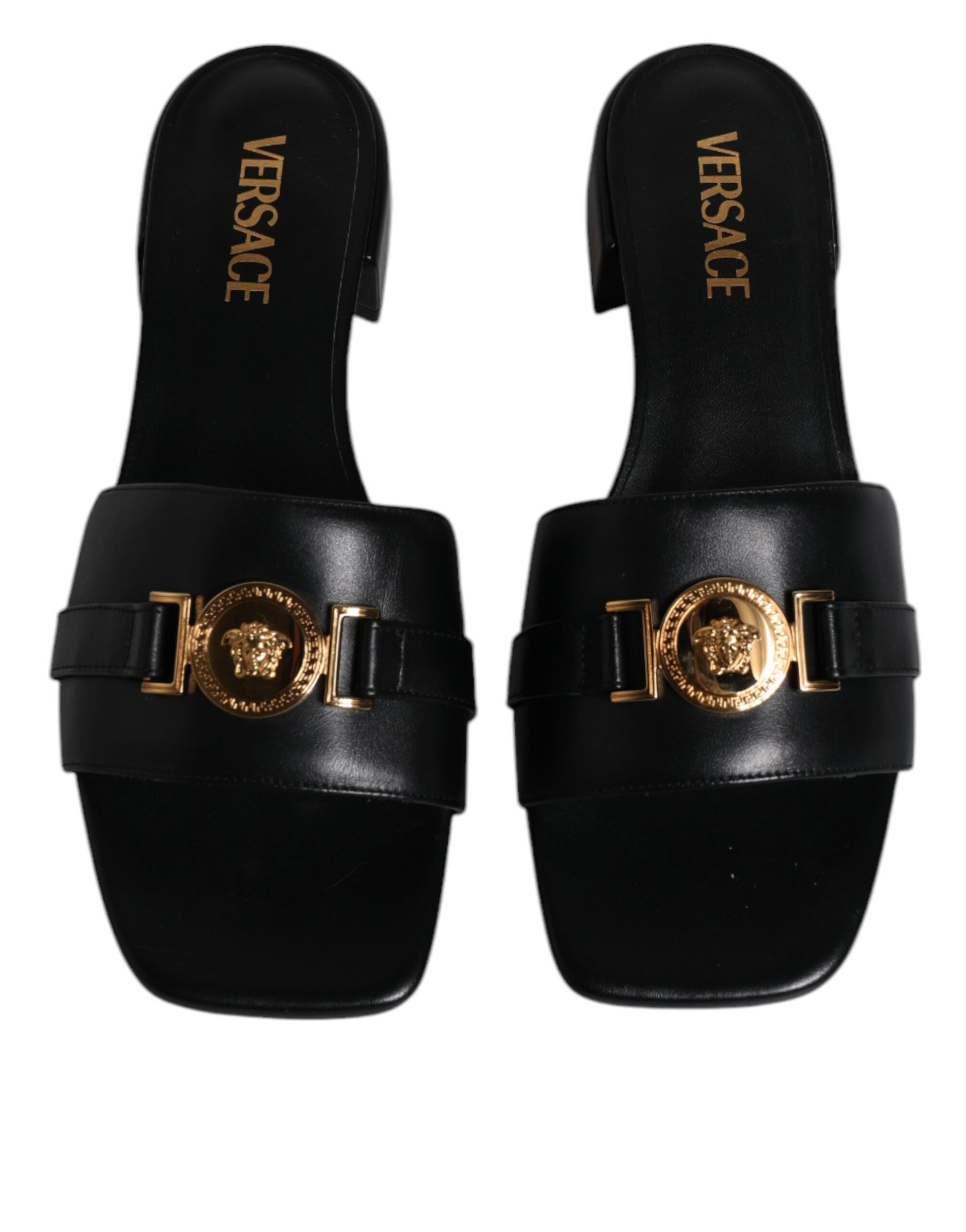 Claquettes plates à enfiler en cuir noir avec plaque logo Versace