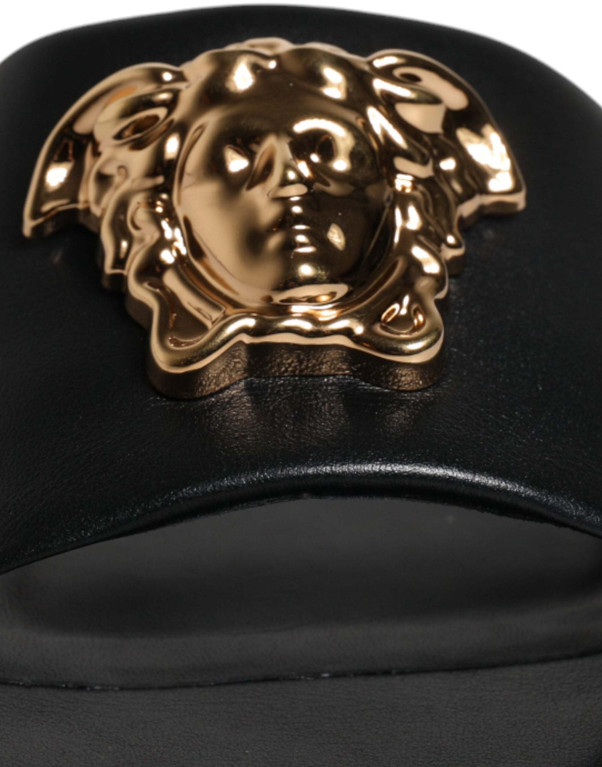Claquettes plates à enfiler en cuir noir avec plaque logo Versace