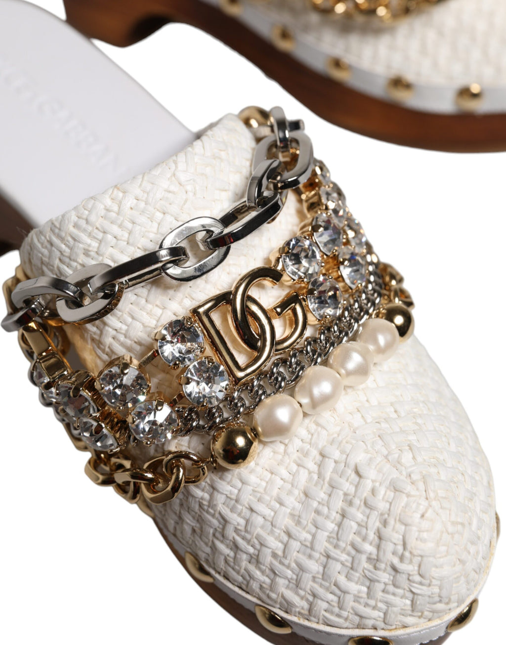 Dolce &amp; Gabbana Sabots en raphia blanc Sandales à chaîne ornées de bijoux Chaussures
