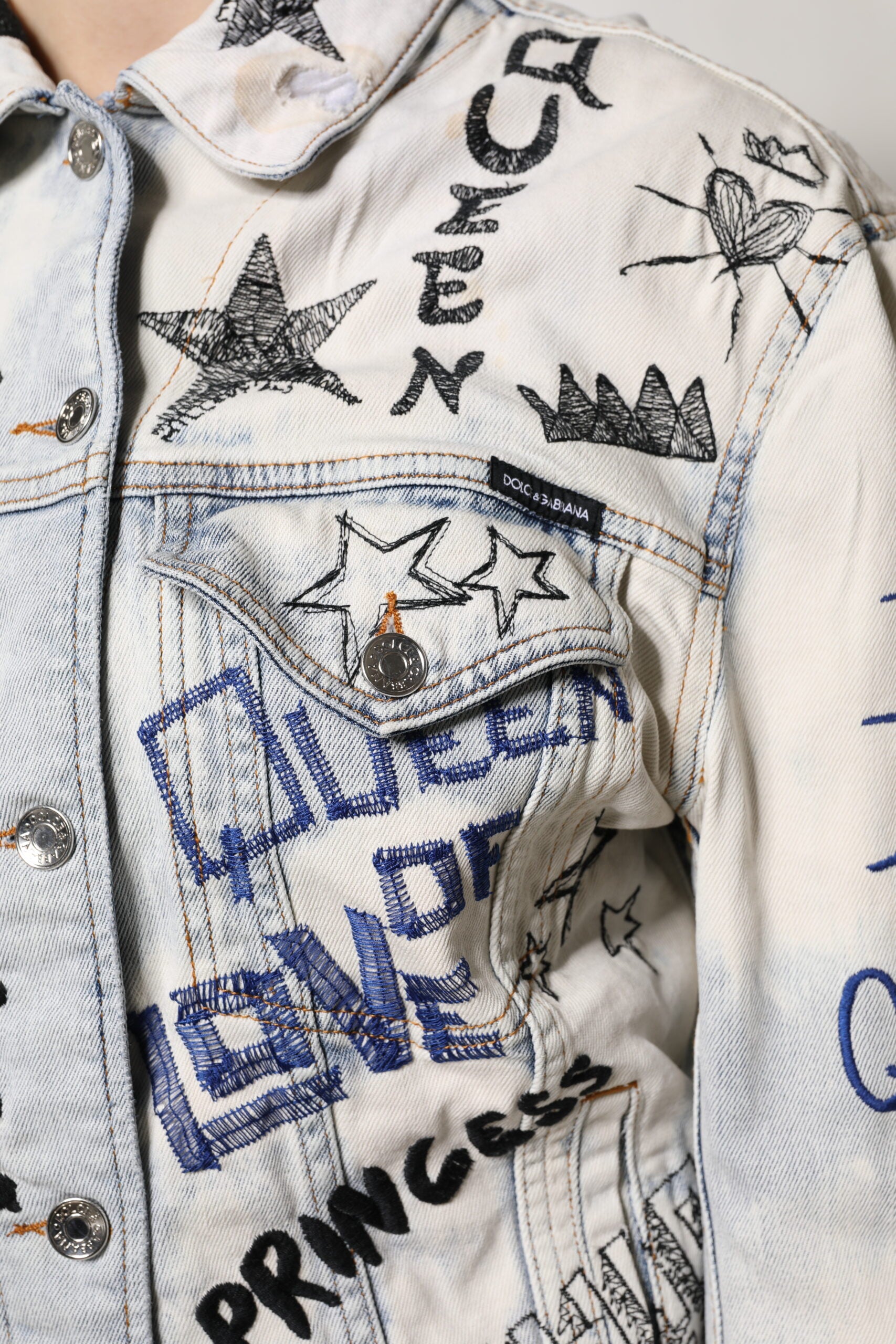 Veste en jean boutonnée bleu clair à motif graffiti Dolce &amp; Gabbana
