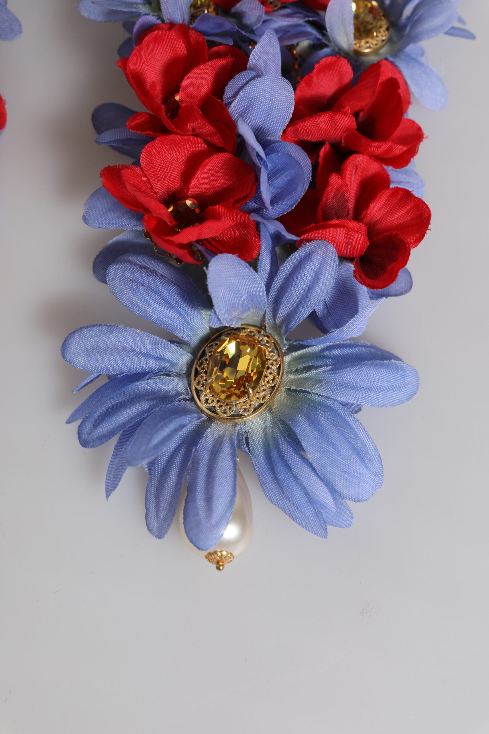 Boucles d'oreilles pendantes à clip Dolce &amp; Gabbana en laiton doré et cristaux floraux