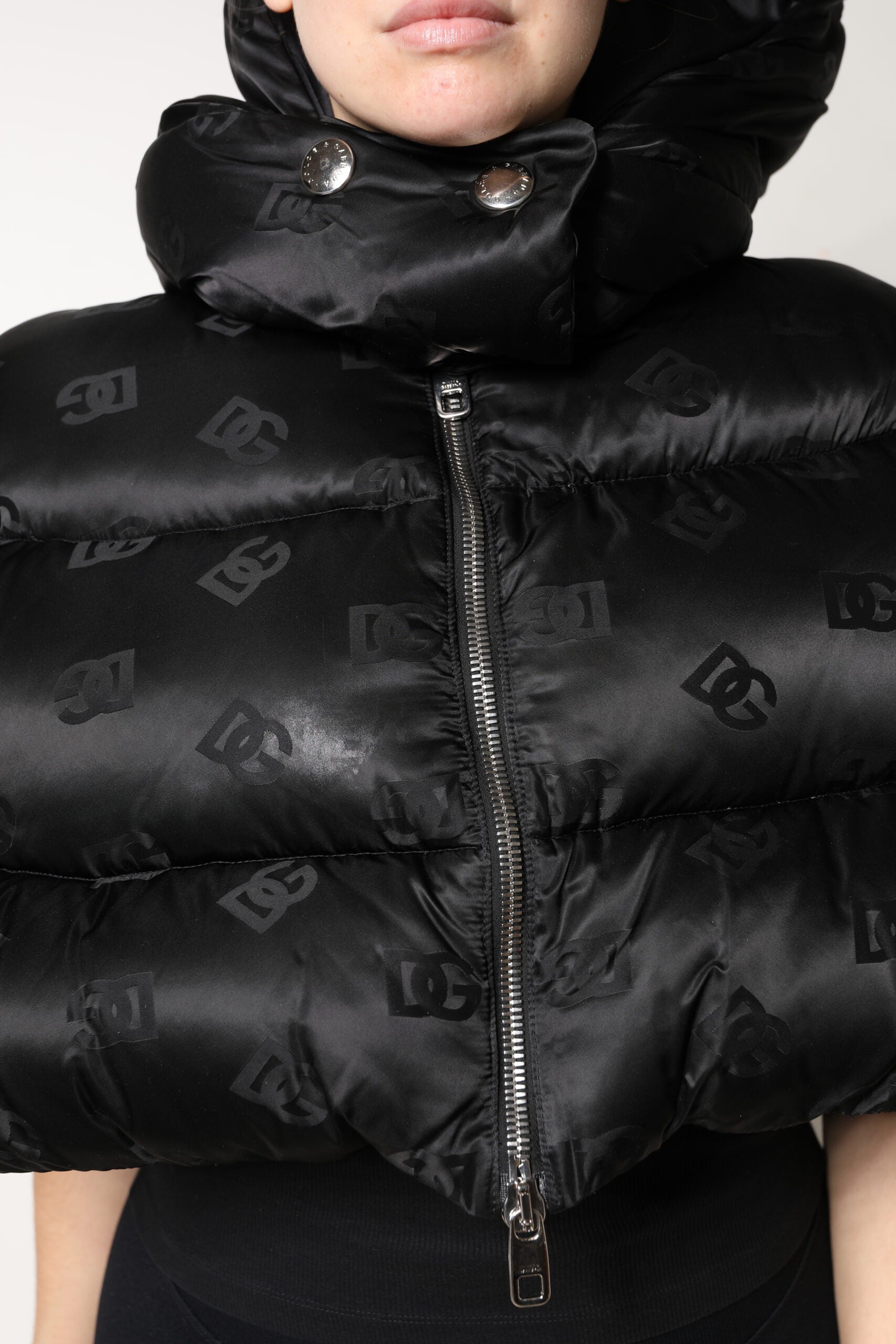Dolce &amp; Gabbana Doudoune courte noire à capuche et fermeture éclair intégrale