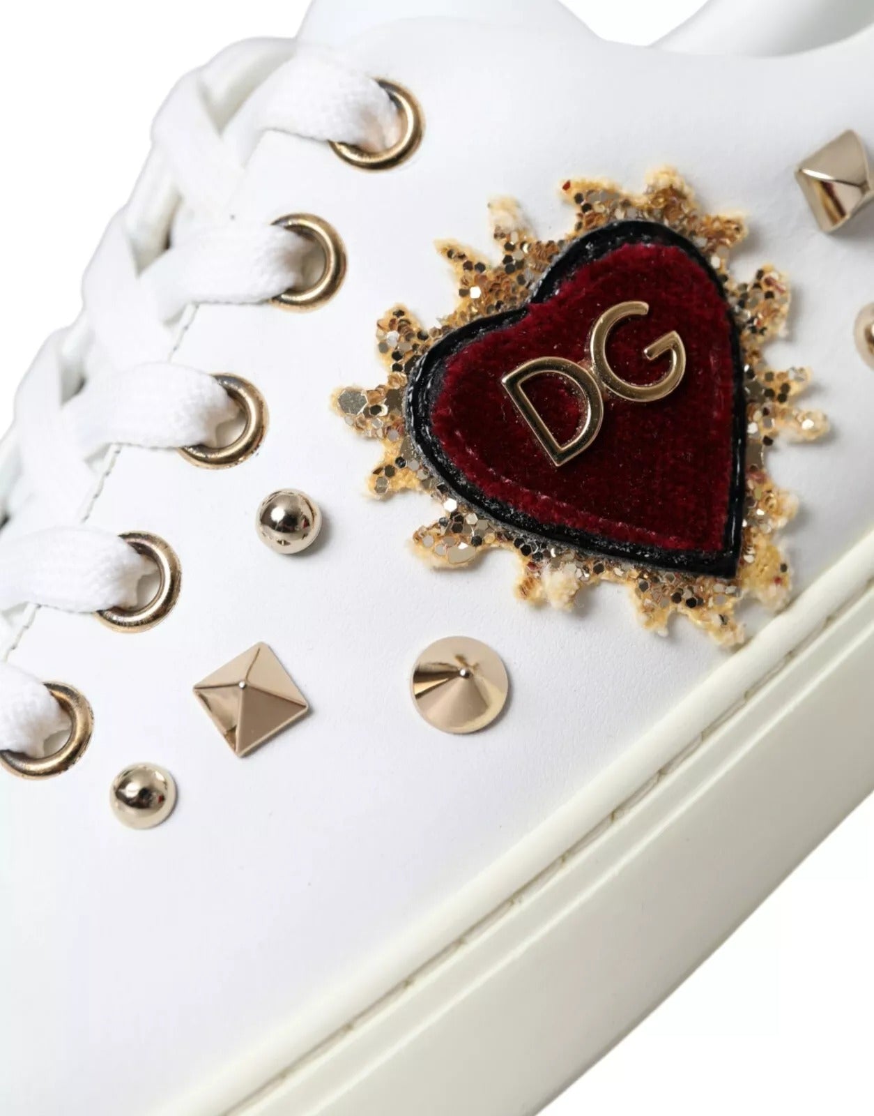 Baskets Dolce &amp; Gabbana en cuir blanc et or avec cœur rouge