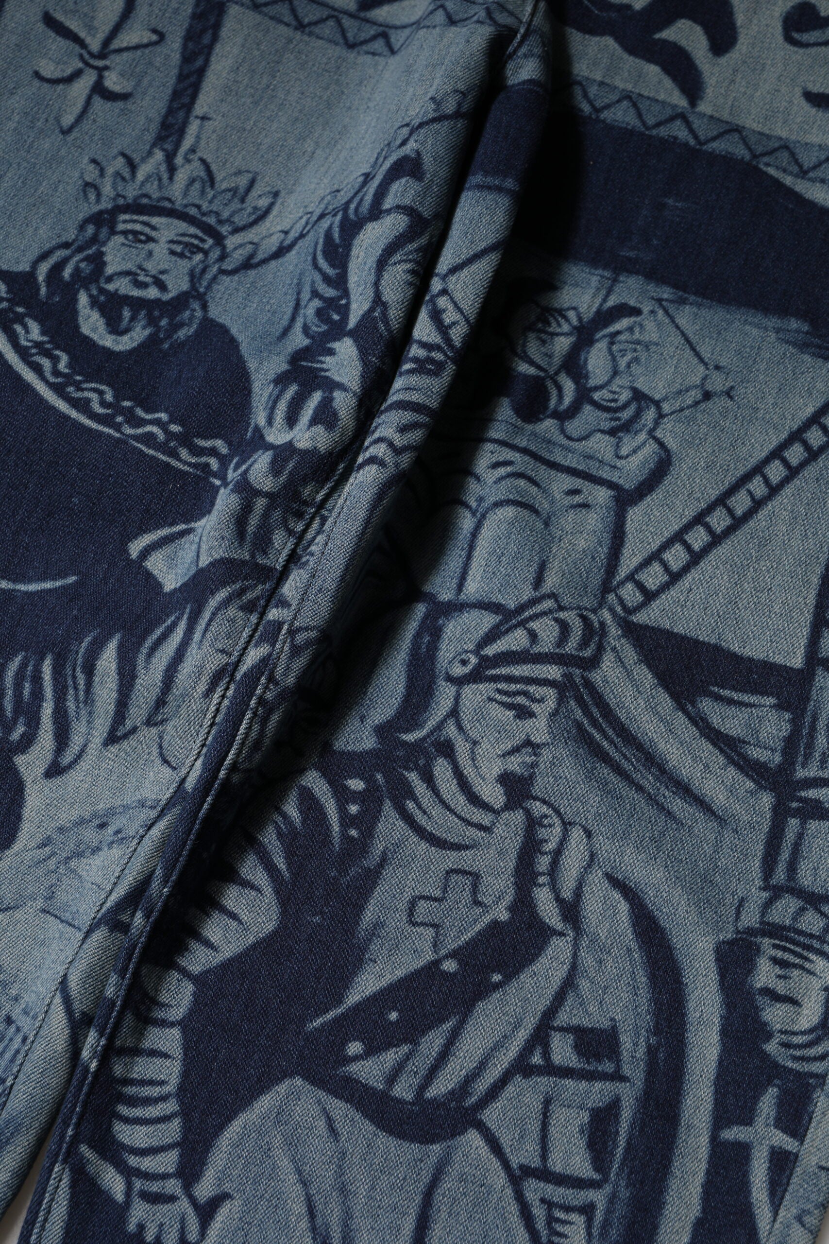 Jean fuselé en denim bleu à imprimé graphique Dolce &amp; Gabbana 