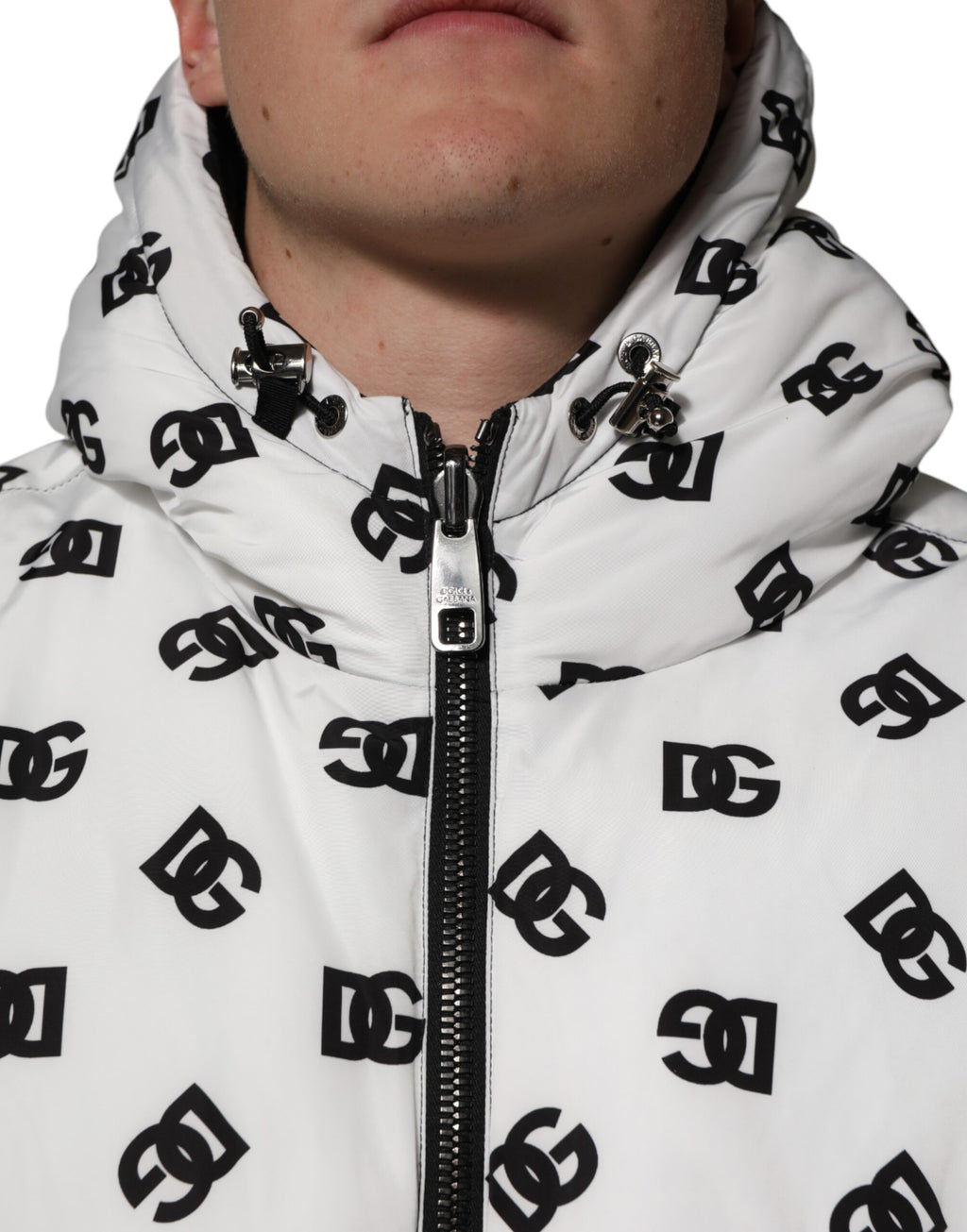 Doudoune à capuche blanche Dolce &amp; Gabbana avec monogramme DG